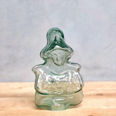 la-soufflerie-jess-with-hat-sculpture-bust-statue-woman-hand-blown-transparent-recycled-glass
