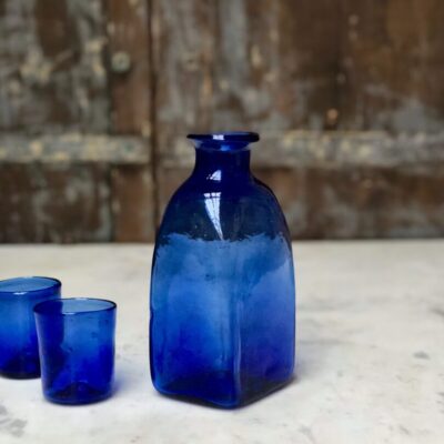 la-soufflerie-bouteille-carre-petit-dark-blue-square-glass-carafe-lyonnais-quinquet-dark-blue-drinking-glass