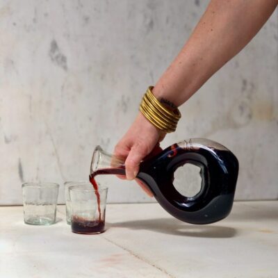 decanteur-carafe-pouring-red-wine-into-lyonnais-quinquet-transparent