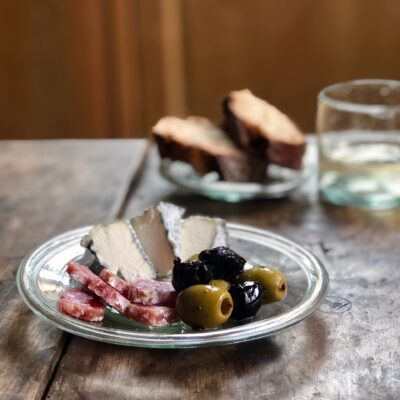 assiette-16cm-plate-with-cheese-and-olives-transparent-recycled-glass