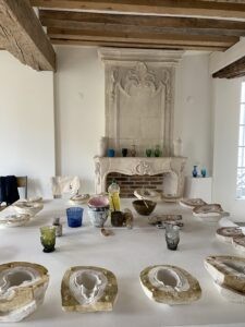 la-soufflerie-patou-plaster-stage-table-set-up