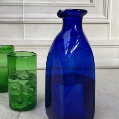 la-soufflerie-frigo-avec-bec-dark-blue-glass-carafe-with-pouring-spout-ice-tea-green-drinking-glass