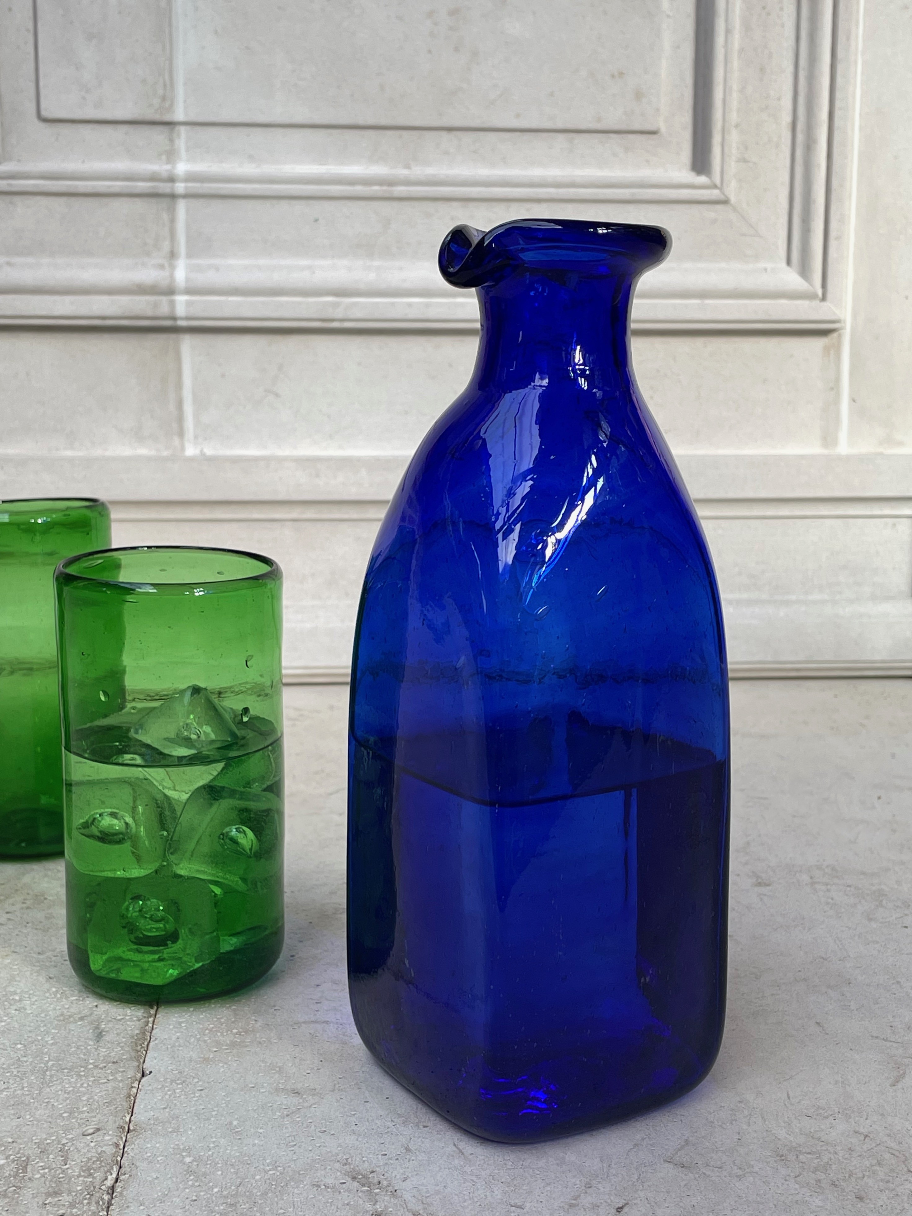 la-soufflerie-frigo-avec-bec-dark-blue-glass-carafe-with-pouring-spout-ice-tea-green-drinking-glass