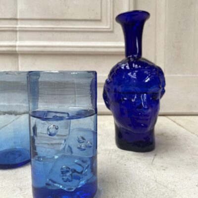 la-soufflerie-ice-tea-light-blue-drinking-glass-roma-dark-blue-head-shaped-carafe