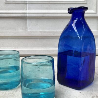la-soufflerie-rodi-glass-turquoise-colored-drinking-glass-frigo-avec-bec-dark-blue-square-carafe-with-spout